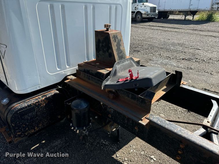 image for item DU9603 1996 International 4900 truck cab and chassis