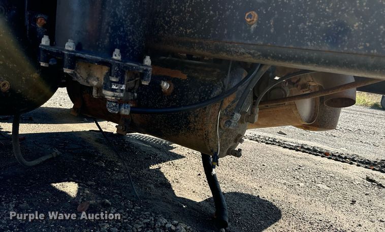 image for item DU9603 1996 International 4900 truck cab and chassis