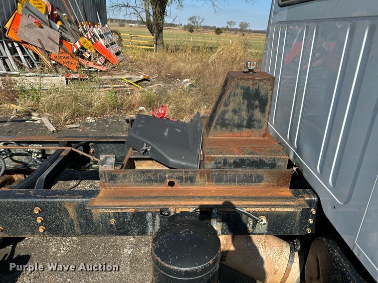 image for item DU9603 1996 International 4900 truck cab and chassis