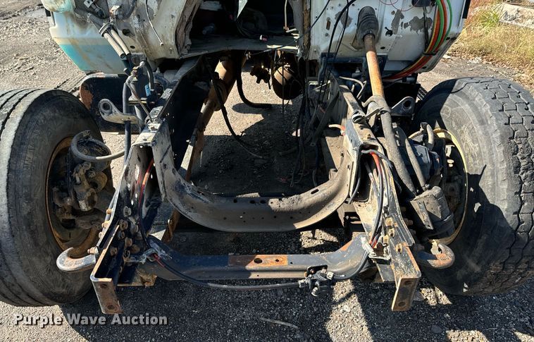 image for item DU9603 1996 International 4900 truck cab and chassis