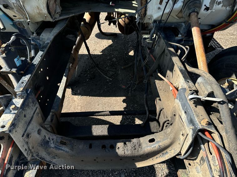 image for item DU9603 1996 International 4900 truck cab and chassis