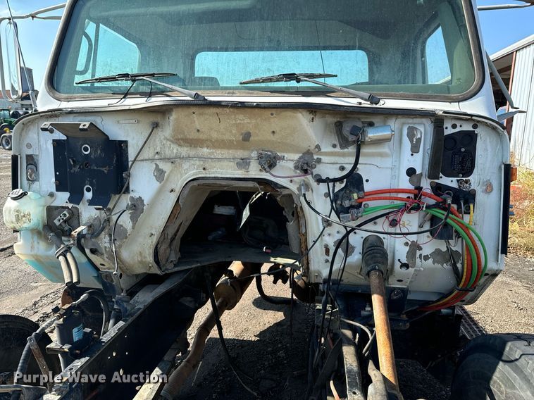 image for item DU9603 1996 International 4900 truck cab and chassis