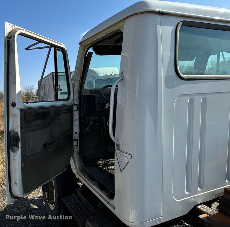 image for item DU9603 1996 International 4900 truck cab and chassis