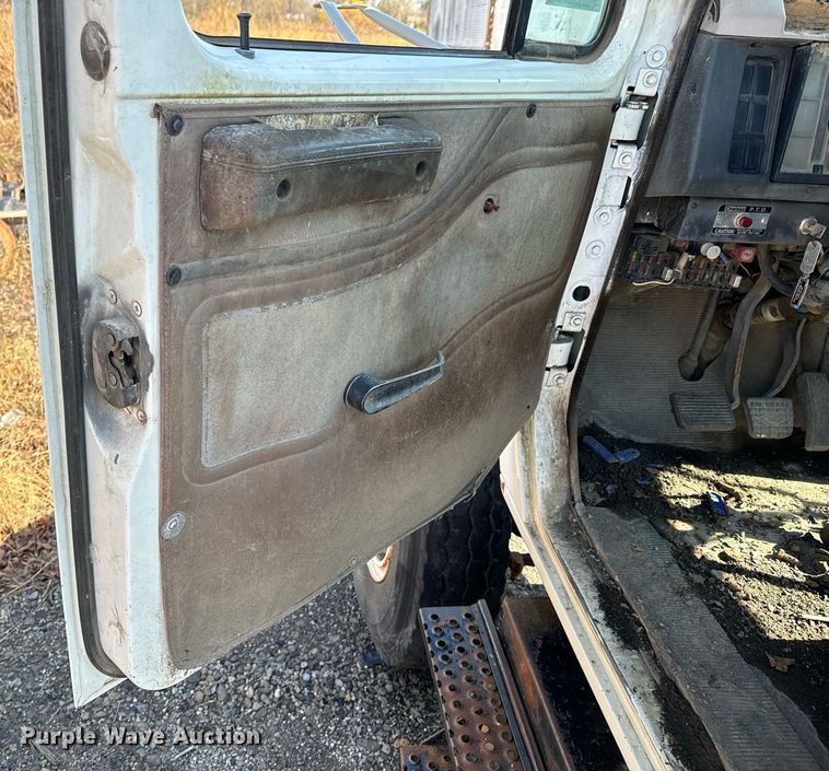 image for item DU9603 1996 International 4900 truck cab and chassis