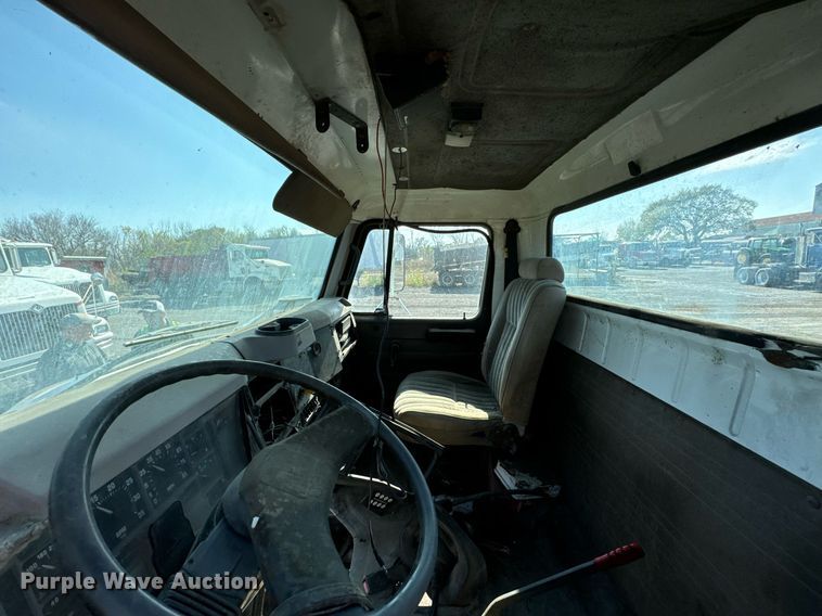 image for item DU9603 1996 International 4900 truck cab and chassis