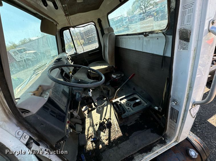 image for item DU9603 1996 International 4900 truck cab and chassis