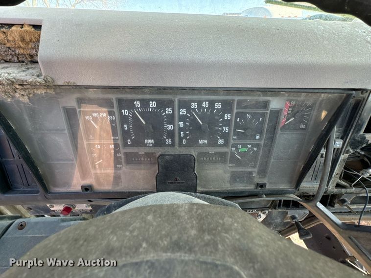 image for item DU9603 1996 International 4900 truck cab and chassis