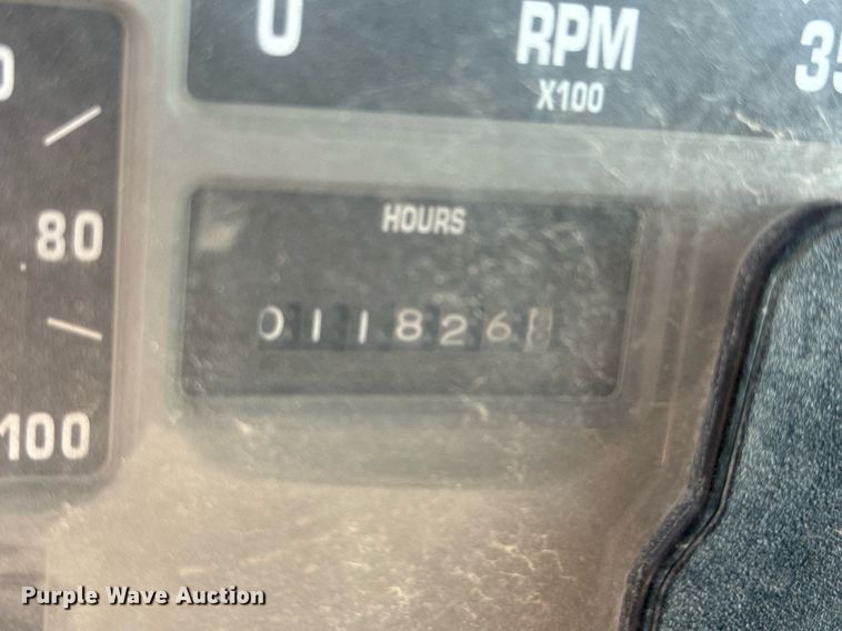 image for item DU9603 1996 International 4900 truck cab and chassis