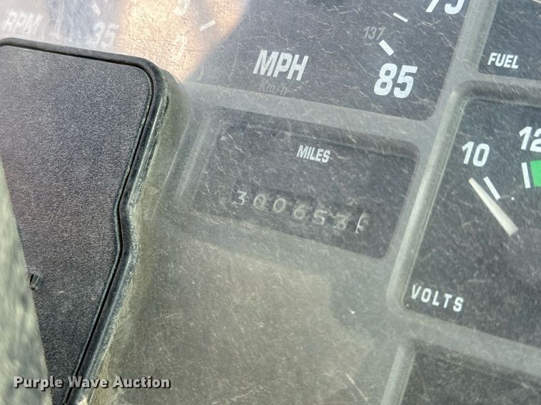 image for item DU9603 1996 International 4900 truck cab and chassis