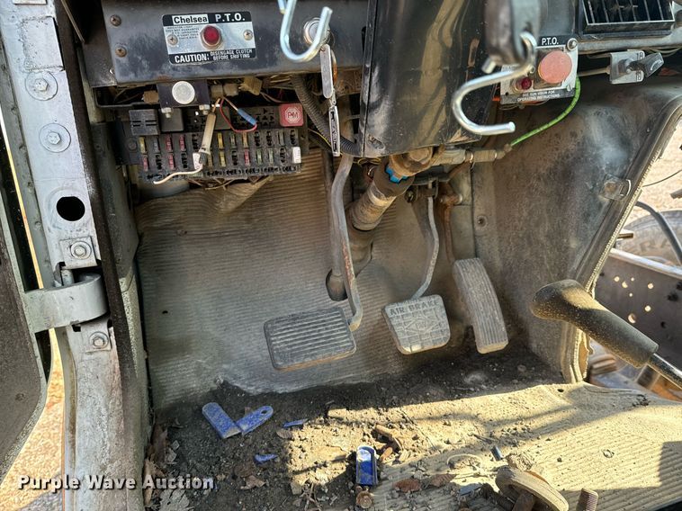 image for item DU9603 1996 International 4900 truck cab and chassis