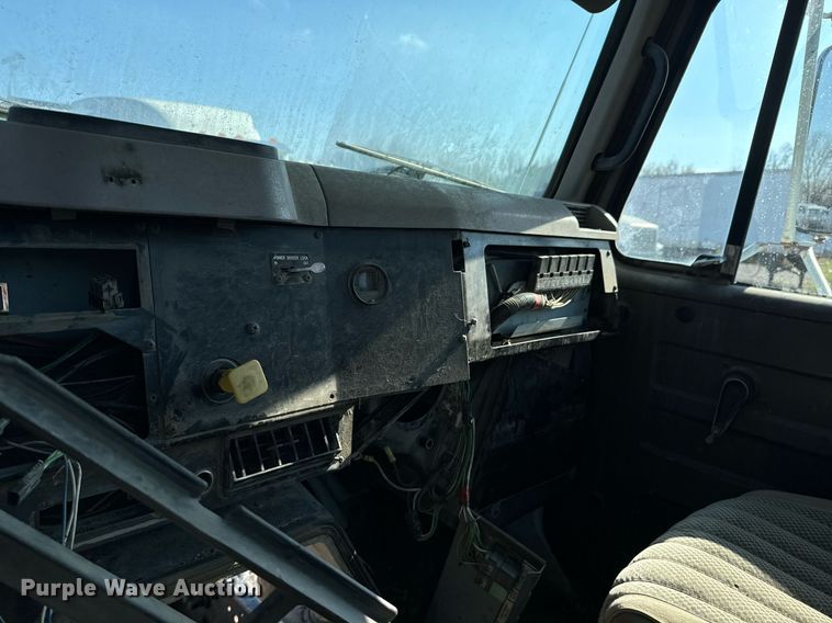 image for item DU9603 1996 International 4900 truck cab and chassis