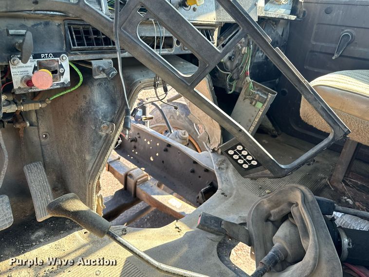 image for item DU9603 1996 International 4900 truck cab and chassis