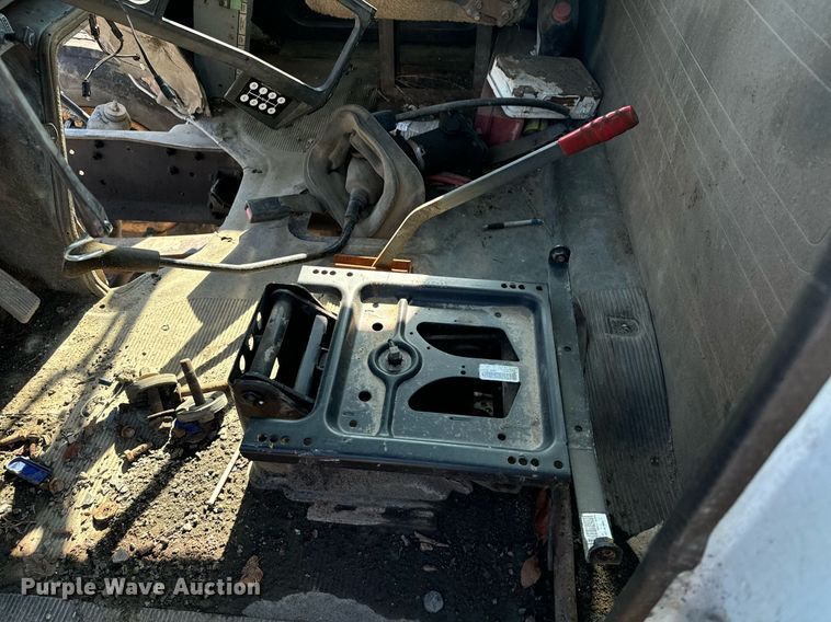 image for item DU9603 1996 International 4900 truck cab and chassis