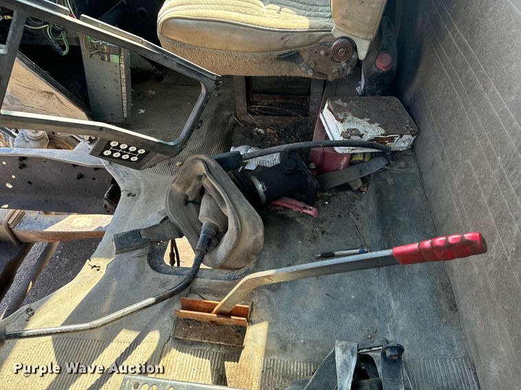 image for item DU9603 1996 International 4900 truck cab and chassis