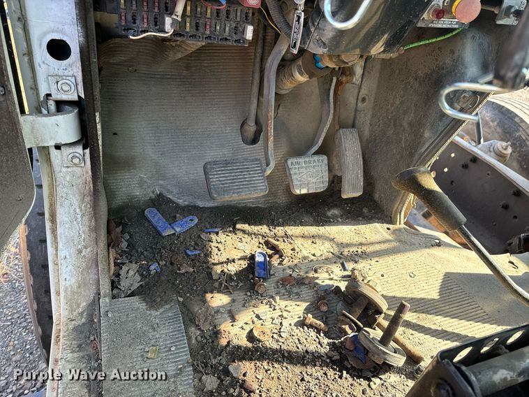 image for item DU9603 1996 International 4900 truck cab and chassis