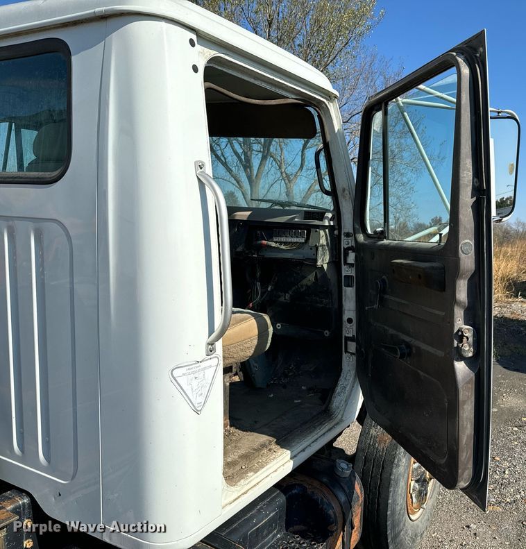 image for item DU9603 1996 International 4900 truck cab and chassis