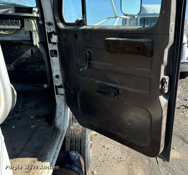 image for item DU9603 1996 International 4900 truck cab and chassis