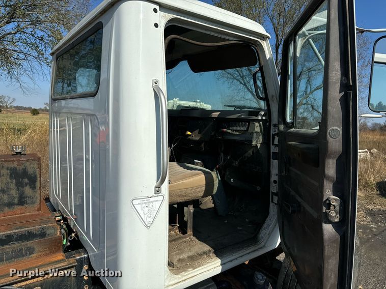 image for item DU9603 1996 International 4900 truck cab and chassis