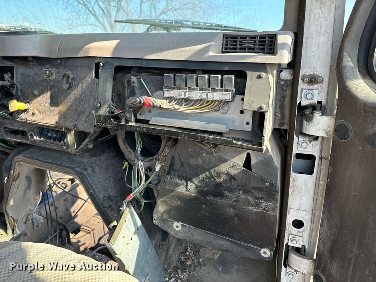 image for item DU9603 1996 International 4900 truck cab and chassis