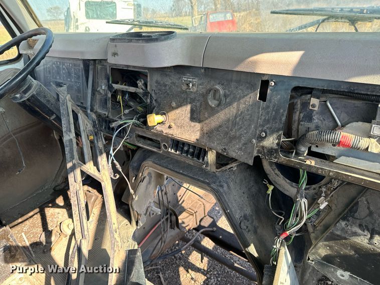 image for item DU9603 1996 International 4900 truck cab and chassis