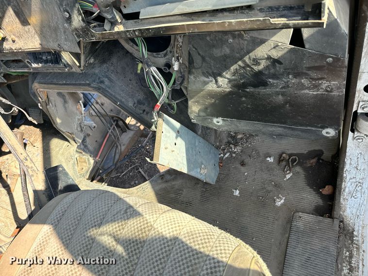 image for item DU9603 1996 International 4900 truck cab and chassis