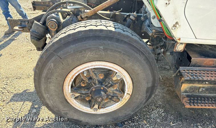 image for item DU9603 1996 International 4900 truck cab and chassis