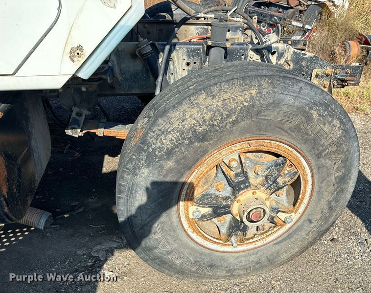 image for item DU9603 1996 International 4900 truck cab and chassis