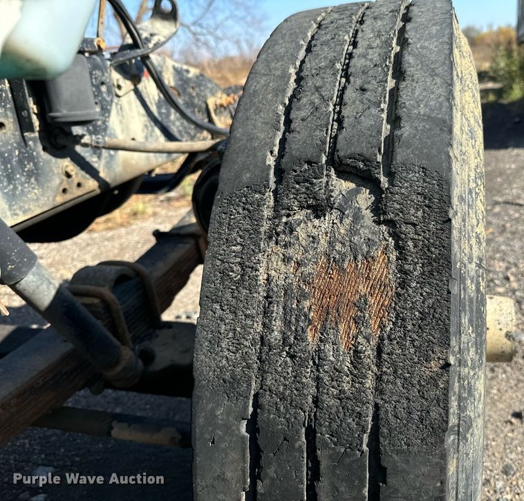 image for item DU9603 1996 International 4900 truck cab and chassis