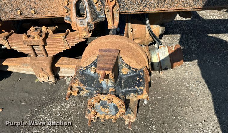 image for item DU9603 1996 International 4900 truck cab and chassis