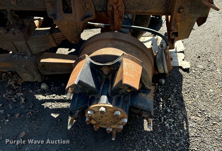 image for item DU9603 1996 International 4900 truck cab and chassis