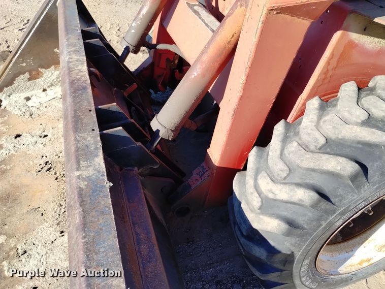 image for item DV6601 Gehl  5620 skid steer loader