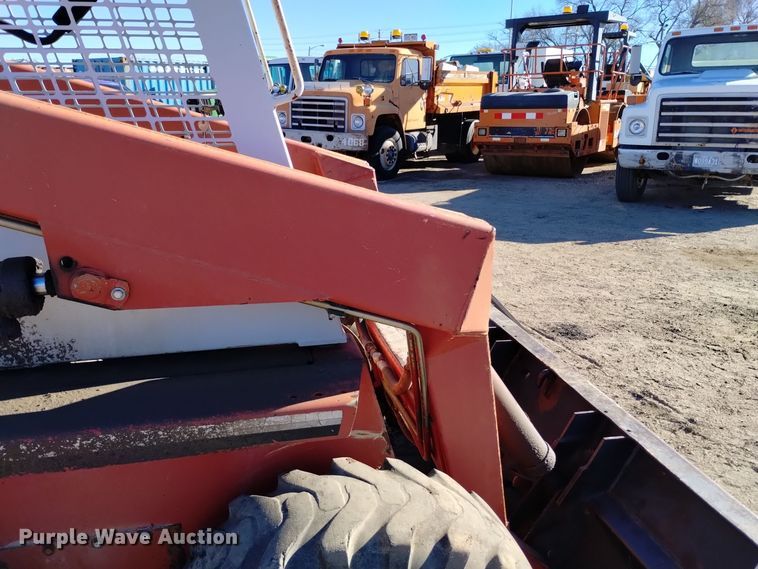 image for item DV6601 Gehl  5620 skid steer loader