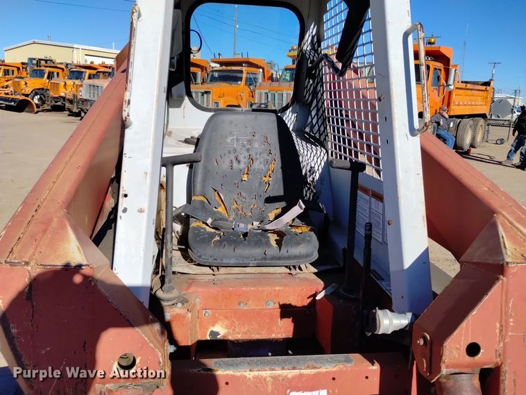 image for item DV6601 Gehl  5620 skid steer loader