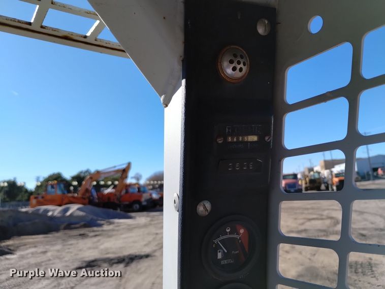 image for item DV6601 Gehl  5620 skid steer loader