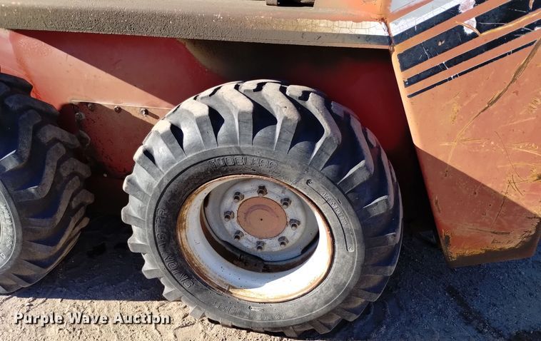 image for item DV6601 Gehl  5620 skid steer loader