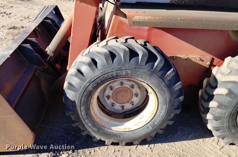 image for item DV6601 Gehl  5620 skid steer loader