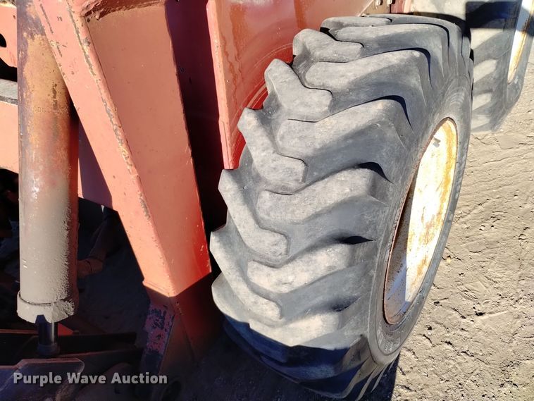 image for item DV6601 Gehl  5620 skid steer loader