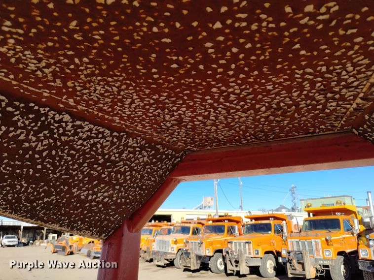 image for item DV6604 1977 Massey Ferguson  285 tractor