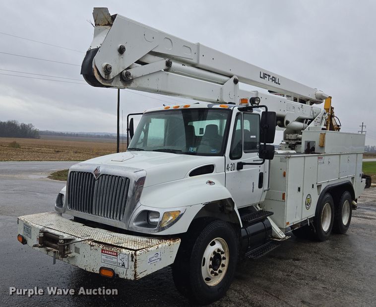 image for item DX1493 2006 International 7400 bucket truck