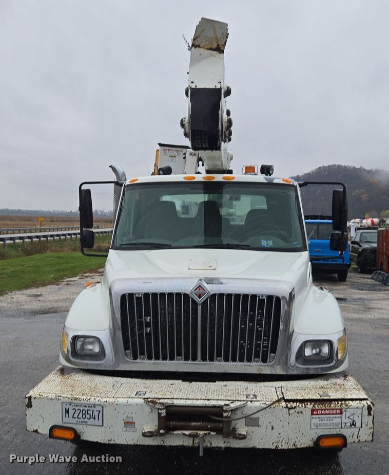 image for item DX1493 2006 International 7400 bucket truck