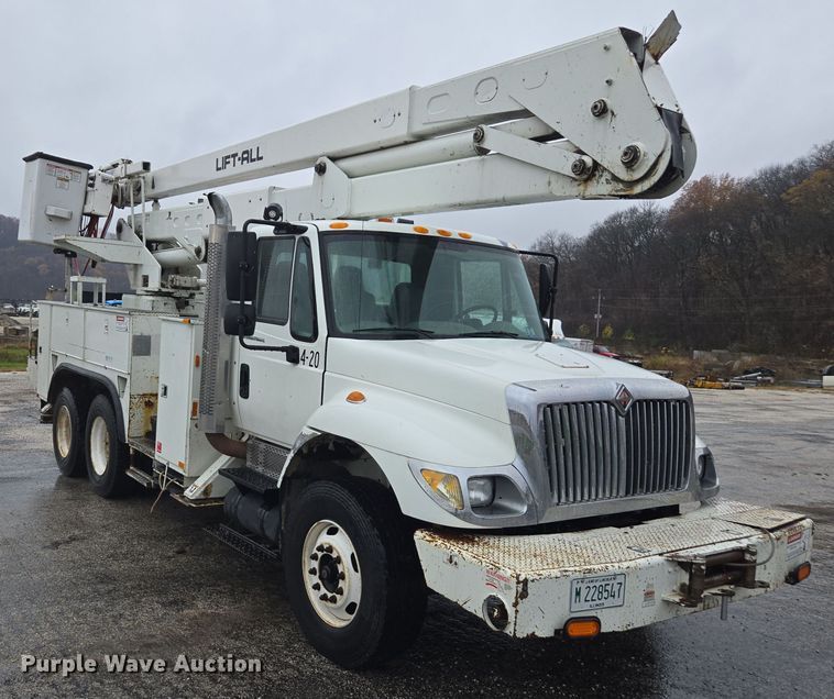 image for item DX1493 2006 International 7400 bucket truck