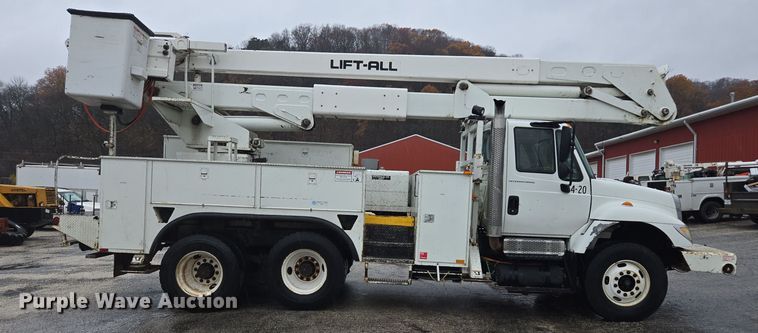 image for item DX1493 2006 International 7400 bucket truck