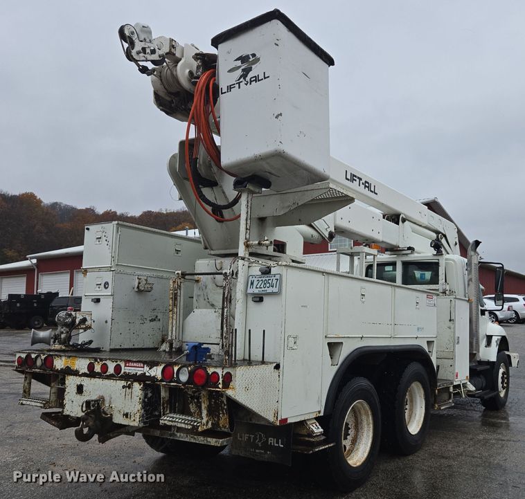 image for item DX1493 2006 International 7400 bucket truck