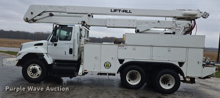 image for item DX1493 2006 International 7400 bucket truck