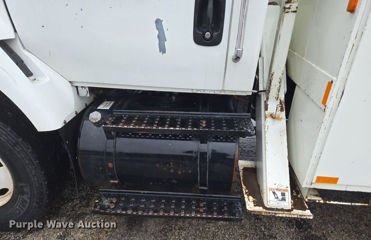 image for item DX1493 2006 International 7400 bucket truck