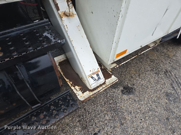 image for item DX1493 2006 International 7400 bucket truck