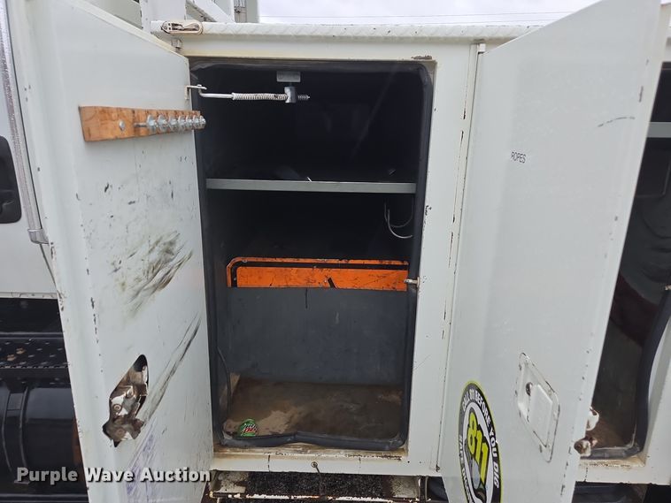 image for item DX1493 2006 International 7400 bucket truck