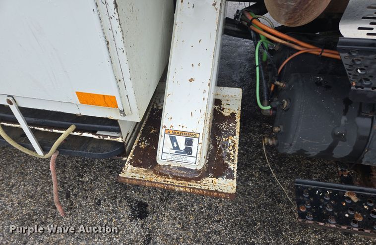 image for item DX1493 2006 International 7400 bucket truck