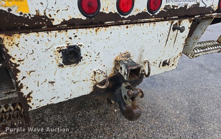 image for item DX1493 2006 International 7400 bucket truck