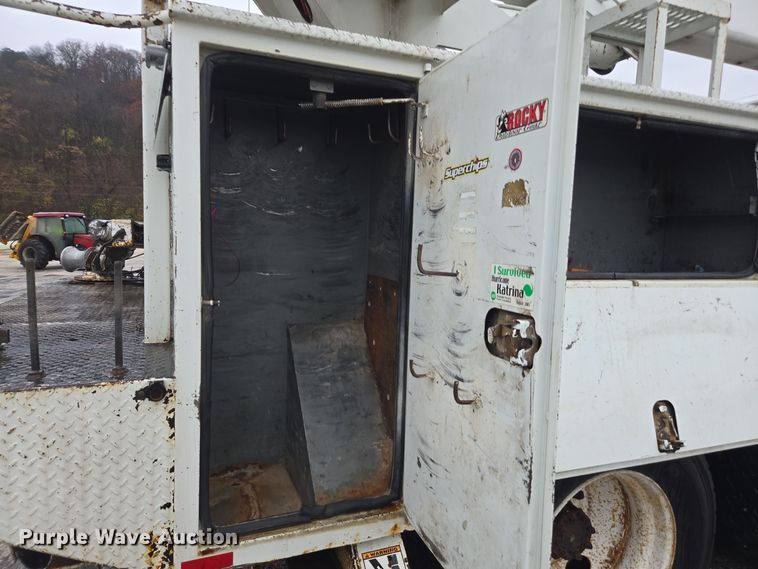 image for item DX1493 2006 International 7400 bucket truck